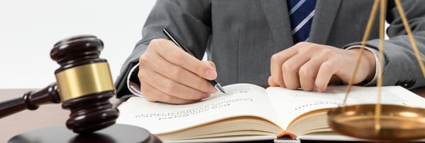 ¿Cuál es el campo laboral del licenciado en Derecho?