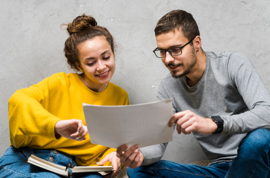 Personas revisando apuntes