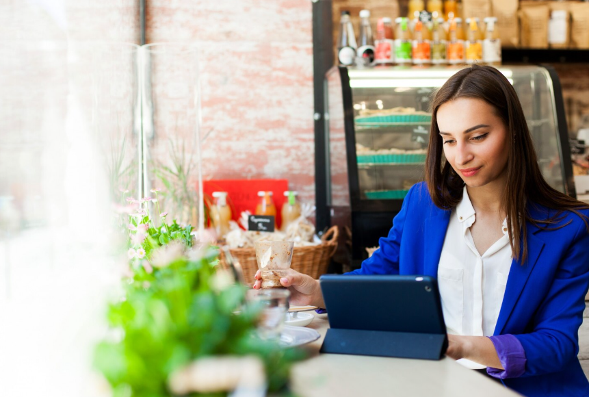 Mujer enfrente de una laptop