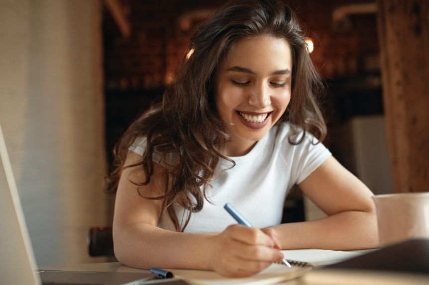 Personas escribiendo