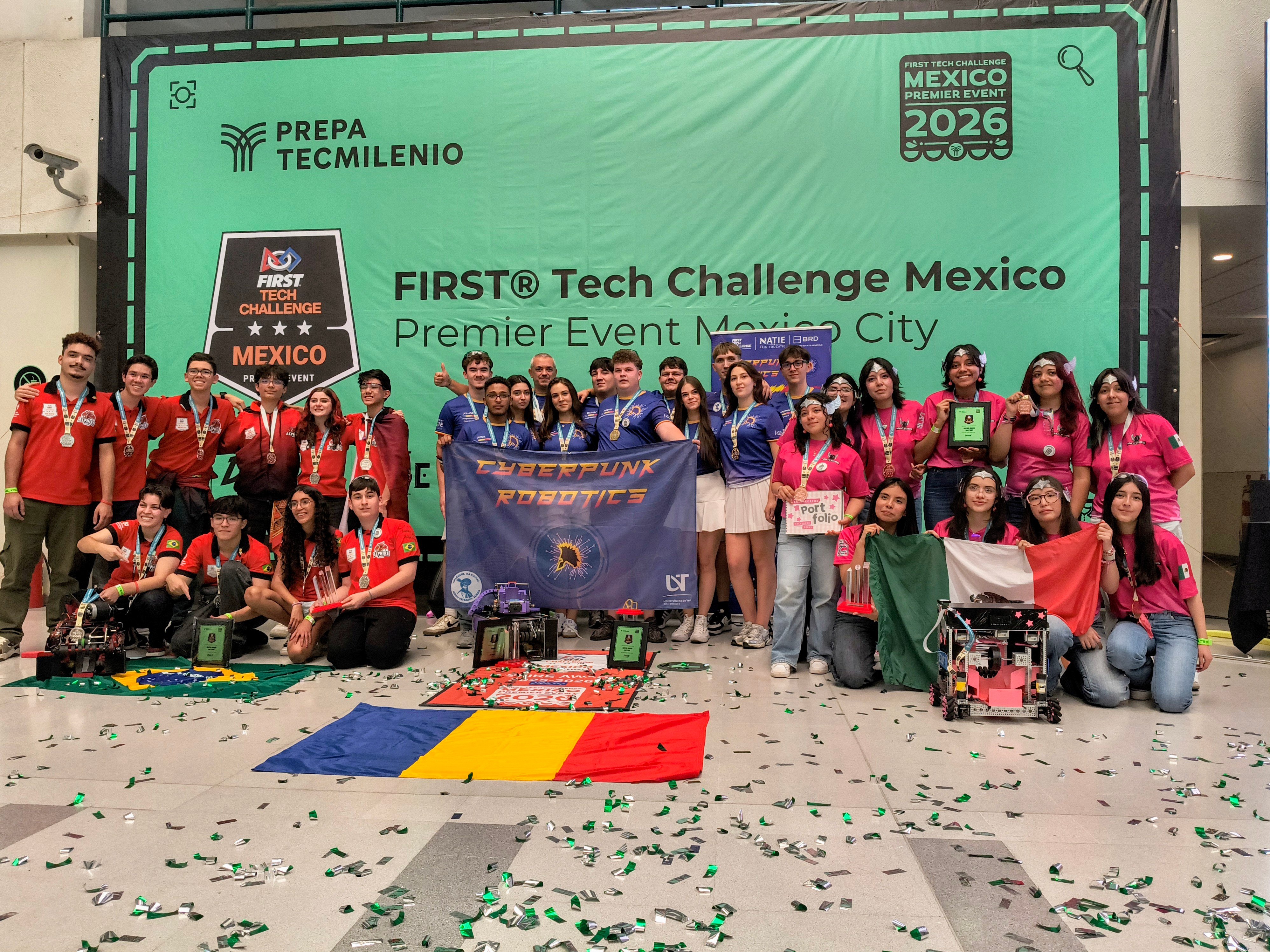 Ganadores del Inspire Award del FTC Premier Event México 2026. De izquierda a derecha_ Alphire (Brasil), segundo lugar; CyberPunk Robotics (Rumania), primer lugar; y Valkyries (México), tercer lugar.