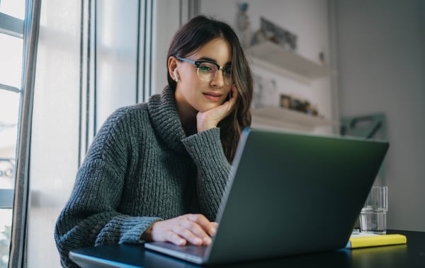 Mejora tu perfil profesional estudiando una carrera en línea