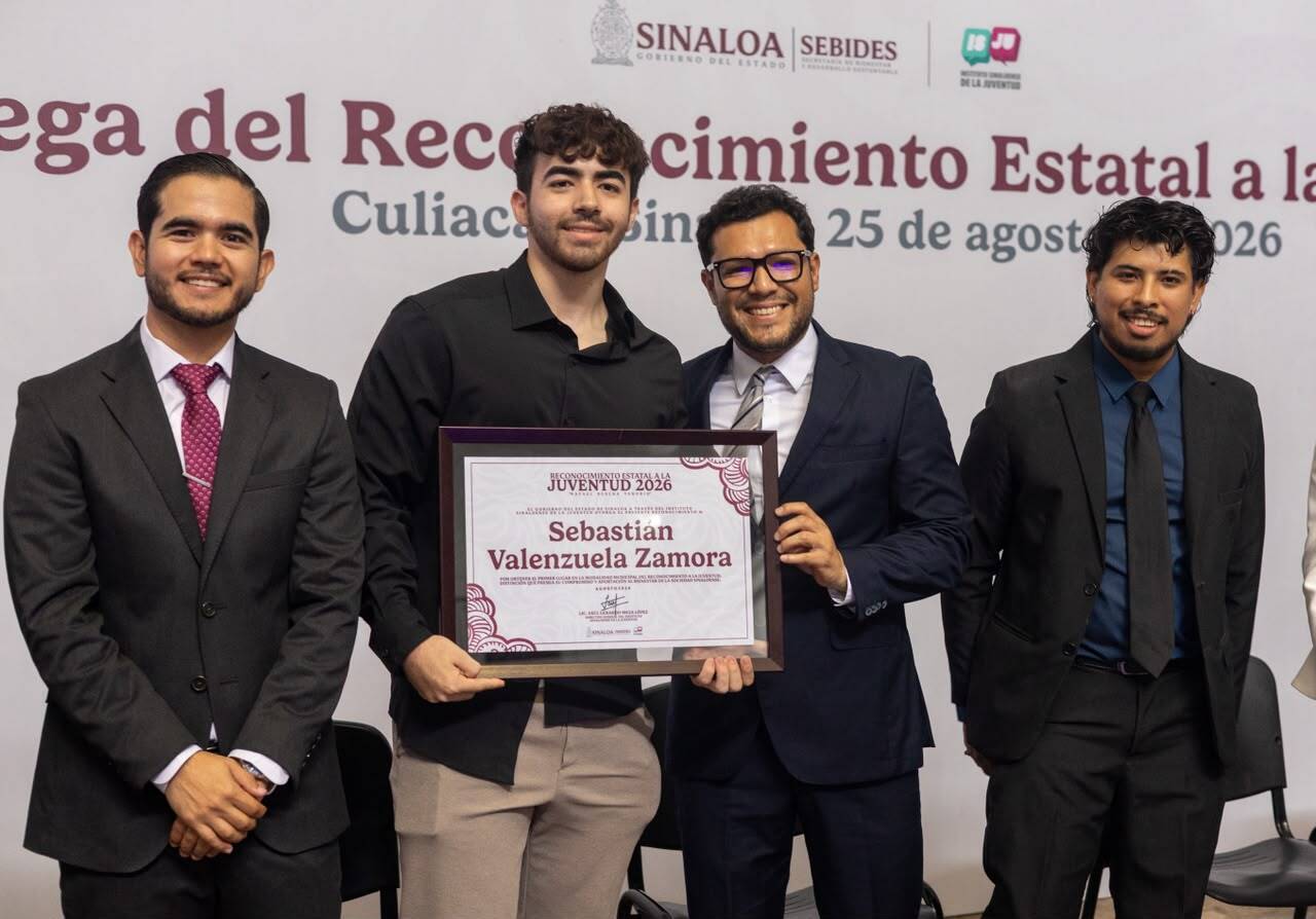 Sebastián Valenzuela recibe el Premio Estatal de la Juventud por su trabajo con ESCOMBLOCK en Sinaloa.
