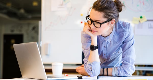 ¿Cuánto tiempo debo invertir al estudiar una maestría online?