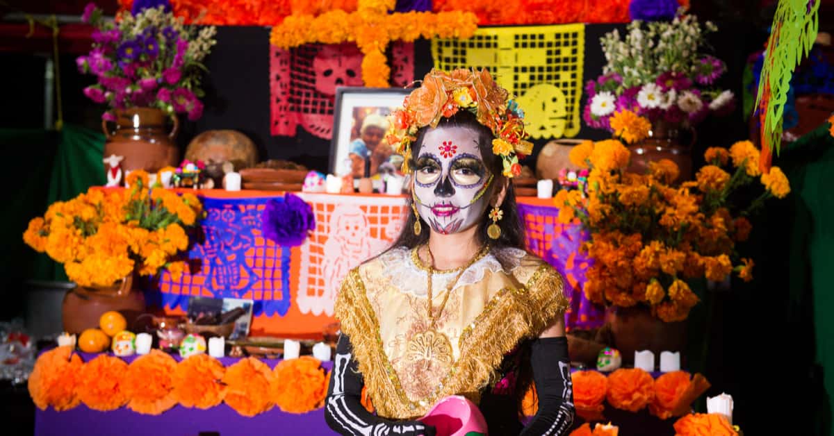 Qué lleva y cómo hacer un altar de muertos en casa?